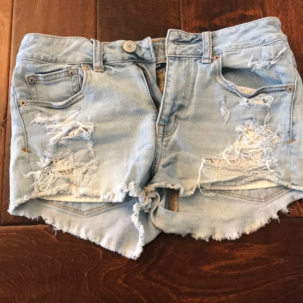 Light wash destructed shorts